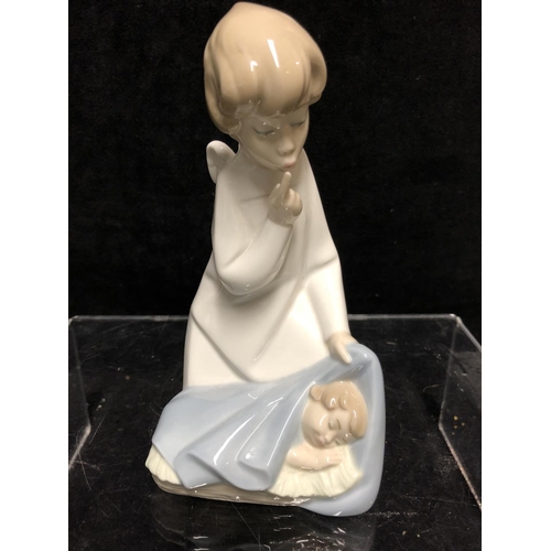 141 - A Lladro porcelain figure, Guardian Angel with baby, No 4635, designed by Juan Huerta, issued 1973, ... 