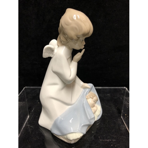 141 - A Lladro porcelain figure, Guardian Angel with baby, No 4635, designed by Juan Huerta, issued 1973, ... 