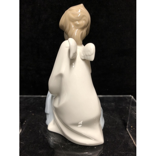 141 - A Lladro porcelain figure, Guardian Angel with baby, No 4635, designed by Juan Huerta, issued 1973, ... 