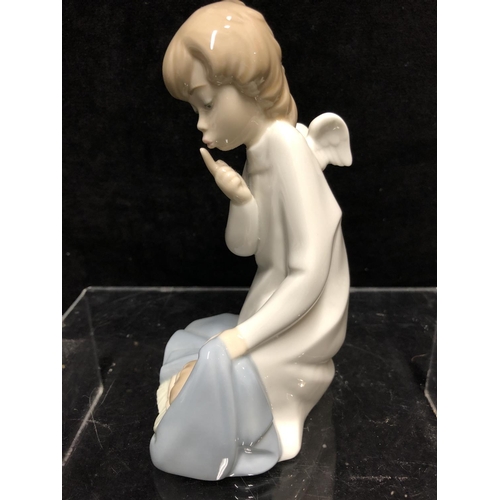 141 - A Lladro porcelain figure, Guardian Angel with baby, No 4635, designed by Juan Huerta, issued 1973, ... 