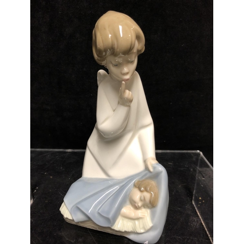 142 - A Lladro porcelain figure, Guardian Angel with baby, No 4635, designed by Juan Huerta, issued 1973, ... 