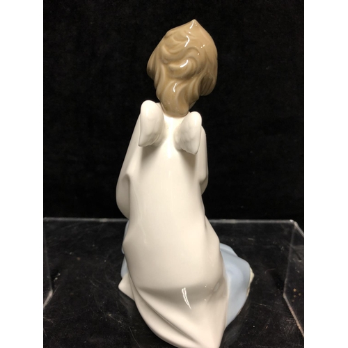 142 - A Lladro porcelain figure, Guardian Angel with baby, No 4635, designed by Juan Huerta, issued 1973, ... 