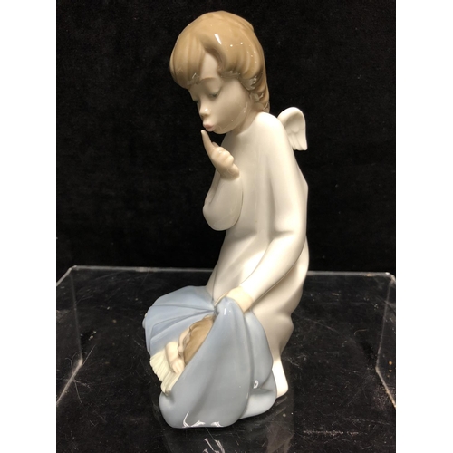 142 - A Lladro porcelain figure, Guardian Angel with baby, No 4635, designed by Juan Huerta, issued 1973, ... 