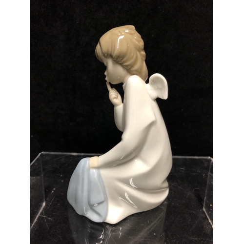 142 - A Lladro porcelain figure, Guardian Angel with baby, No 4635, designed by Juan Huerta, issued 1973, ... 