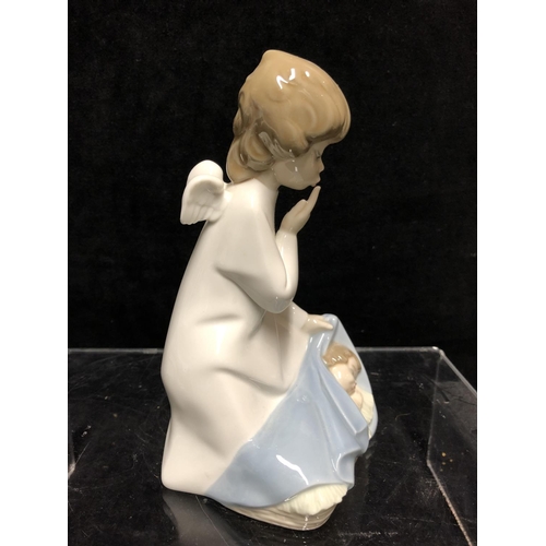 142 - A Lladro porcelain figure, Guardian Angel with baby, No 4635, designed by Juan Huerta, issued 1973, ... 