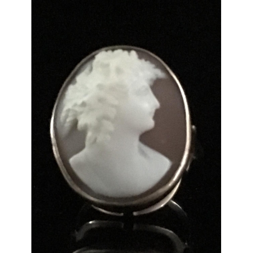 11 - A 9ct yellow gold shell cameo ring, carved with the head and shoulders of a classical goddess probab... 