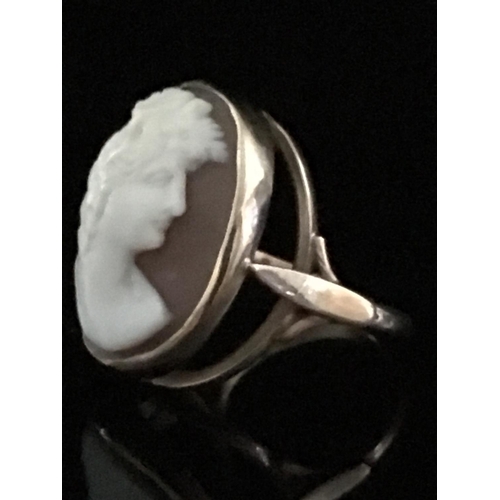 11 - A 9ct yellow gold shell cameo ring, carved with the head and shoulders of a classical goddess probab... 