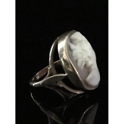 11 - A 9ct yellow gold shell cameo ring, carved with the head and shoulders of a classical goddess probab... 