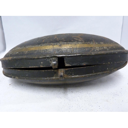 108 - A Barristers wig, in a toleware metal wig tin (2)