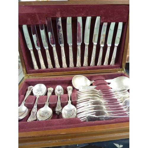 2 - A canteen of silver plated cutlery, Kings Pattern, comprises: 6 dinner knives, 6 dinner forks; 6 des... 