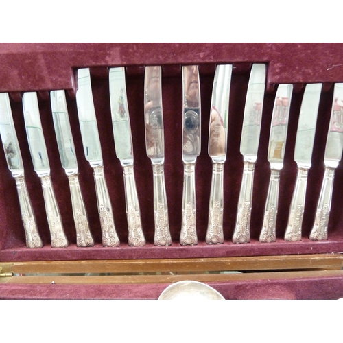 2 - A canteen of silver plated cutlery, Kings Pattern, comprises: 6 dinner knives, 6 dinner forks; 6 des... 