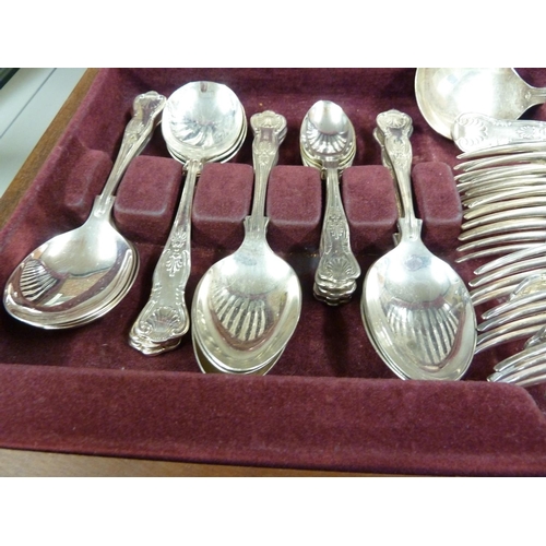 2 - A canteen of silver plated cutlery, Kings Pattern, comprises: 6 dinner knives, 6 dinner forks; 6 des... 