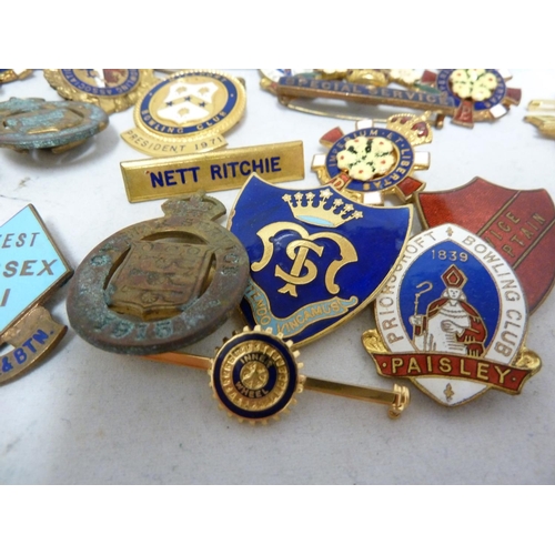 71 - Various enamelled and military badges including -a Womens League of Heath and Beauty Junior Section ... 