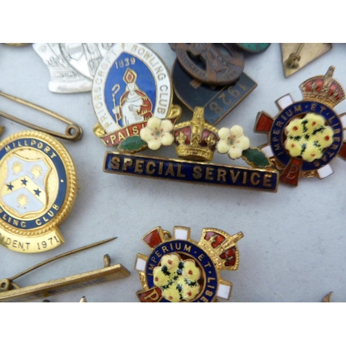 71 - Various enamelled and military badges including -a Womens League of Heath and Beauty Junior Section ... 