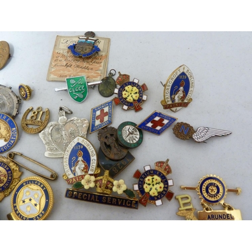 71 - Various enamelled and military badges including -a Womens League of Heath and Beauty Junior Section ... 