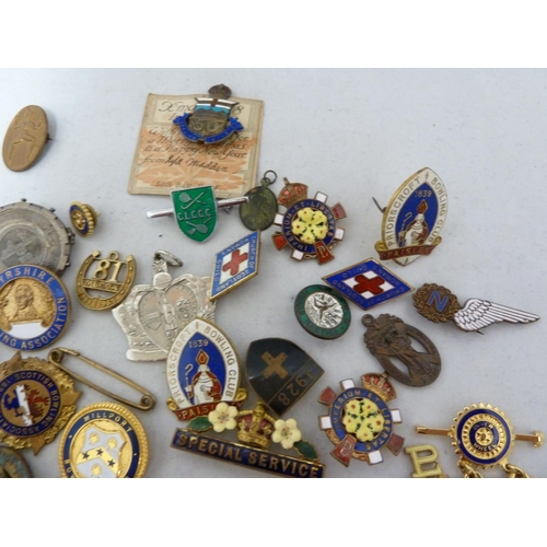 71 - Various enamelled and military badges including -a Womens League of Heath and Beauty Junior Section ... 