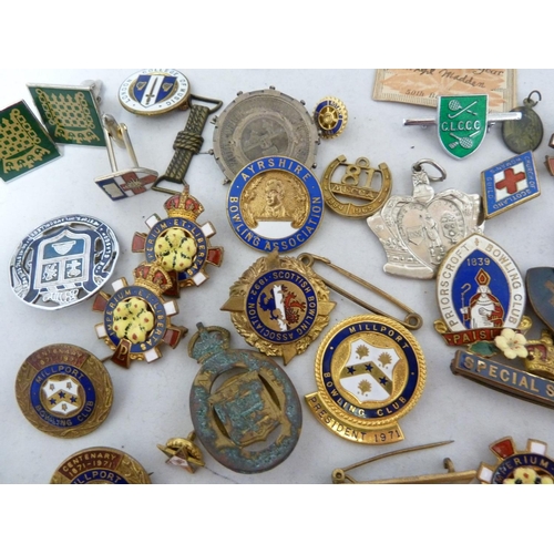 71 - Various enamelled and military badges including -a Womens League of Heath and Beauty Junior Section ... 