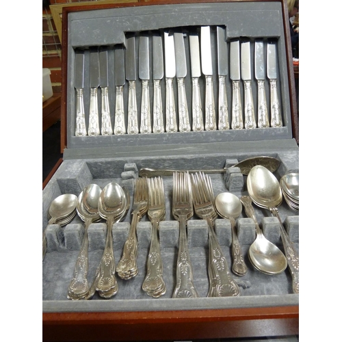 9 - A canteen of silver plated cutlery, Kings Pattern, comprises: 8 dinner knives, 8 dinner forks; 8 des... 