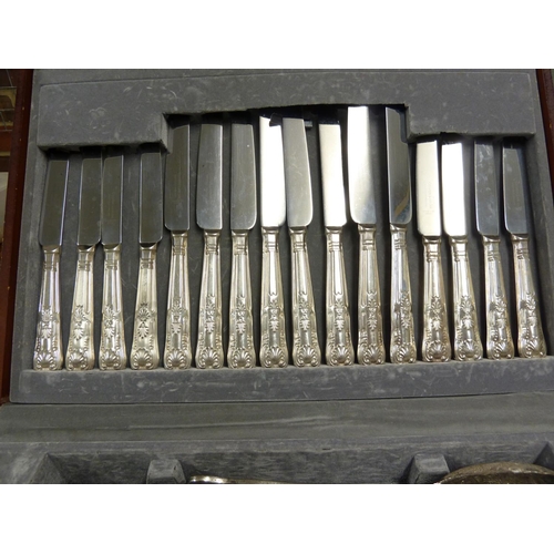 9 - A canteen of silver plated cutlery, Kings Pattern, comprises: 8 dinner knives, 8 dinner forks; 8 des... 