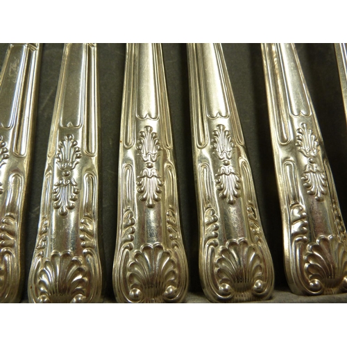 9 - A canteen of silver plated cutlery, Kings Pattern, comprises: 8 dinner knives, 8 dinner forks; 8 des... 