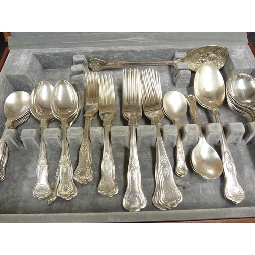 9 - A canteen of silver plated cutlery, Kings Pattern, comprises: 8 dinner knives, 8 dinner forks; 8 des... 