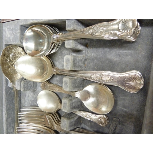 9 - A canteen of silver plated cutlery, Kings Pattern, comprises: 8 dinner knives, 8 dinner forks; 8 des... 