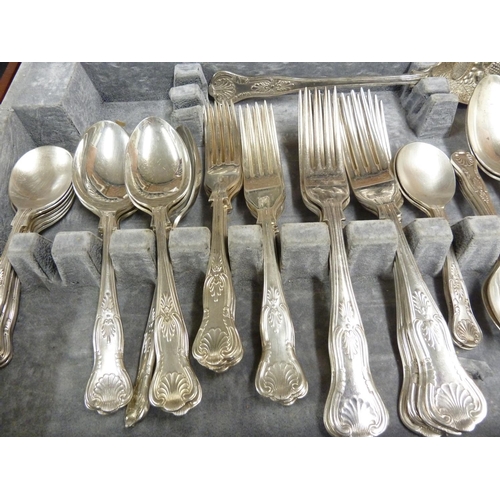 9 - A canteen of silver plated cutlery, Kings Pattern, comprises: 8 dinner knives, 8 dinner forks; 8 des... 