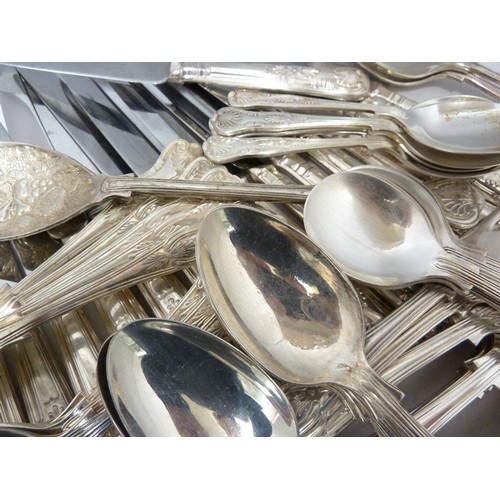 9 - A canteen of silver plated cutlery, Kings Pattern, comprises: 8 dinner knives, 8 dinner forks; 8 des... 