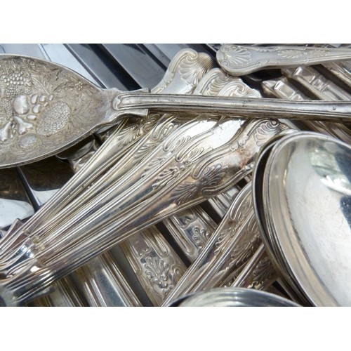 9 - A canteen of silver plated cutlery, Kings Pattern, comprises: 8 dinner knives, 8 dinner forks; 8 des... 