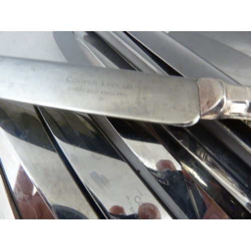 9 - A canteen of silver plated cutlery, Kings Pattern, comprises: 8 dinner knives, 8 dinner forks; 8 des... 