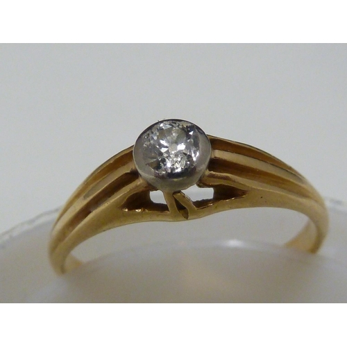 39 - A solitaire diamond ring, the round brilliant cut stone of 0.15 carat approx set in an 18ct yellow g... 