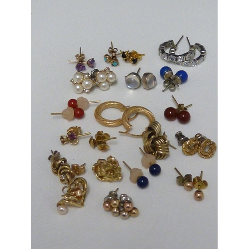 93 - Twenty pairs of yellow and white metal stud and hoop earings, including flower and knot shapes, 24 g... 