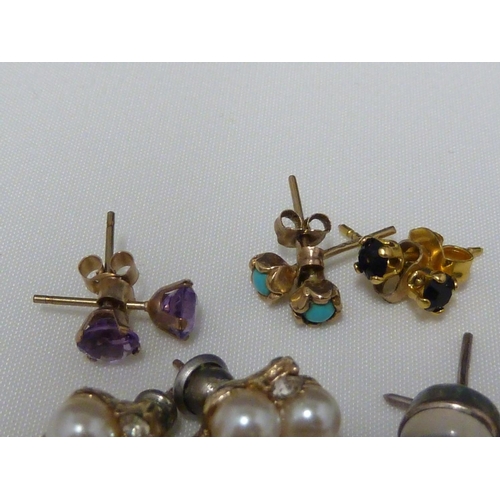 93 - Twenty pairs of yellow and white metal stud and hoop earings, including flower and knot shapes, 24 g... 