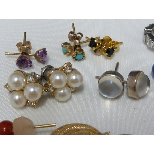 93 - Twenty pairs of yellow and white metal stud and hoop earings, including flower and knot shapes, 24 g... 