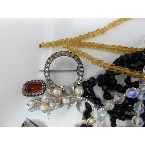 61 - Vintage costume jewellery - varius items of diamante and old paste set items, including a headband (... 