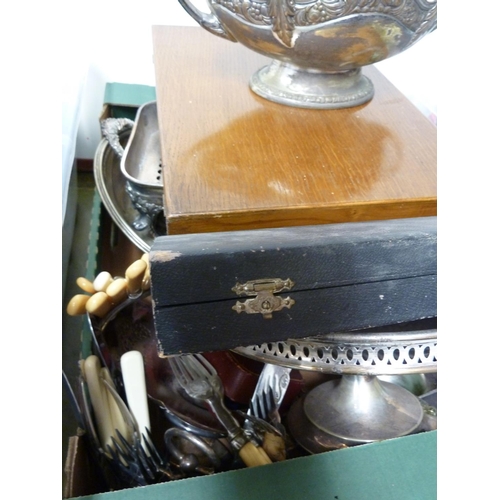 89 - A quantity of silver plate, including an Edwardian centrepiece bowl and a cased set of WMF coffee sp... 