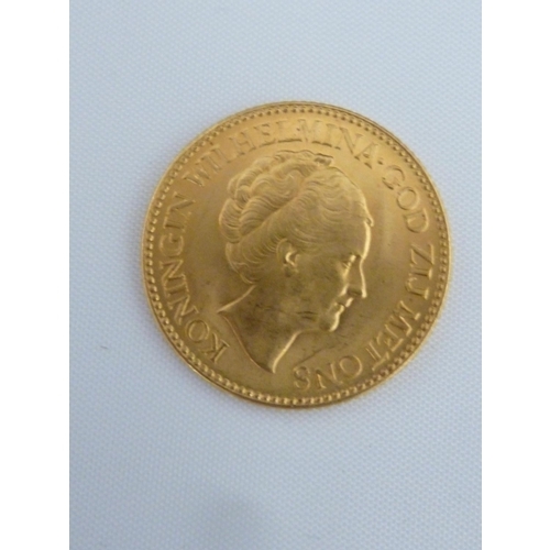 46 - A 10G Koningrijk der Nederlanden gold coin, 1925, 2.2cm diam, 6.7grms approx, in presentation box (2... 