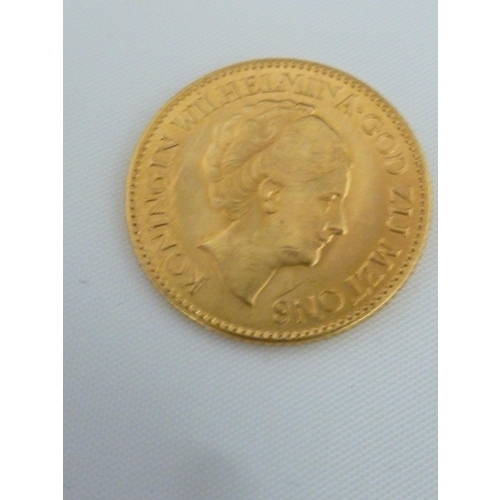 46 - A 10G Koningrijk der Nederlanden gold coin, 1925, 2.2cm diam, 6.7grms approx, in presentation box (2... 