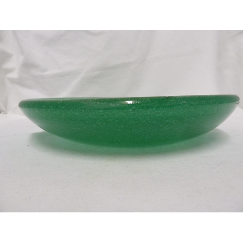 185 - Carlo Scarpa for Venini, a pulaguso green bowl with a twisted ribbon form stripe in gold foil inclus... 