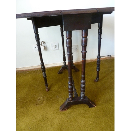 153 - A small drop leaf tea table, turned legs on brass castors, extended 57 x 52.5 x 52 cm