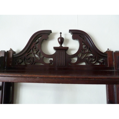 200 - A set of folding hanging shelves, with pierced brackets and beneath a broken pediment with vase fini... 