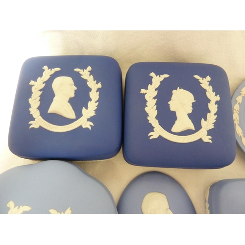 62 - Wedgwood Royal Blue jasper commemorative ware for Elizabeth II, comprising: two Silver Jubilee boxes... 