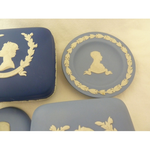 62 - Wedgwood Royal Blue jasper commemorative ware for Elizabeth II, comprising: two Silver Jubilee boxes... 