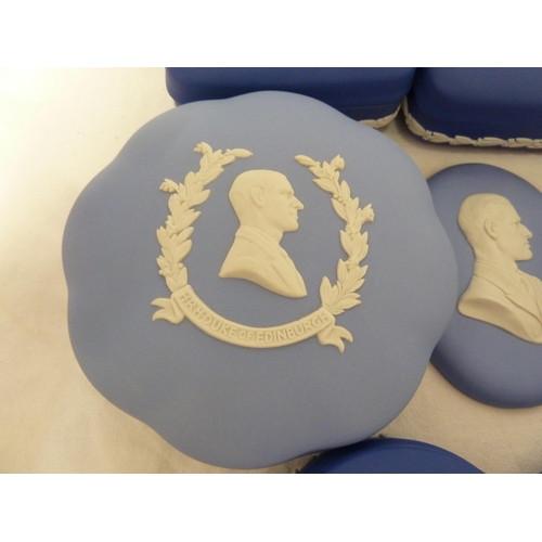 62 - Wedgwood Royal Blue jasper commemorative ware for Elizabeth II, comprising: two Silver Jubilee boxes... 