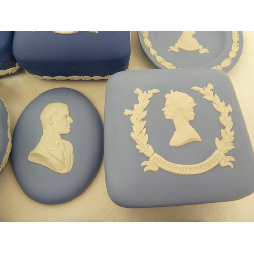 62 - Wedgwood Royal Blue jasper commemorative ware for Elizabeth II, comprising: two Silver Jubilee boxes... 