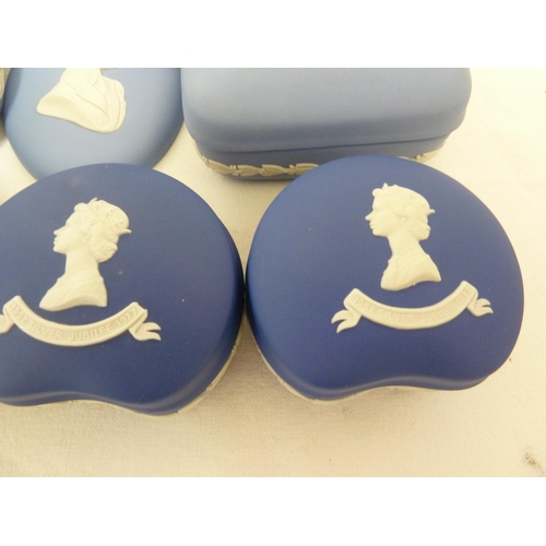 62 - Wedgwood Royal Blue jasper commemorative ware for Elizabeth II, comprising: two Silver Jubilee boxes... 