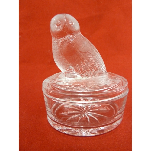 93 - A French glass trinket box, the cover surmounted by an owl, 7.5cm; a white metal mounted bowl with p... 