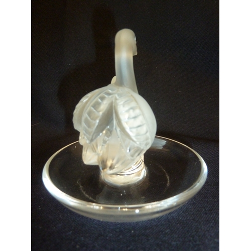 48 - Lalique - Swans cendrier, modelled with a pair of frosted glass swans on a colourless glass circular... 