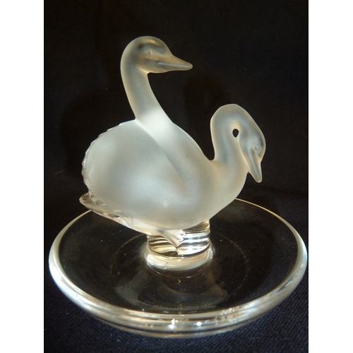 48 - Lalique - Swans cendrier, modelled with a pair of frosted glass swans on a colourless glass circular... 