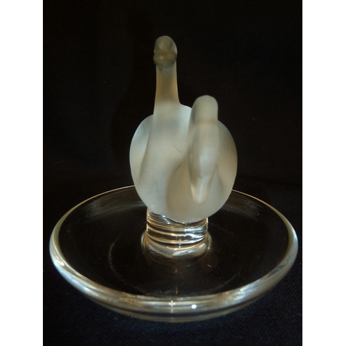 48 - Lalique - Swans cendrier, modelled with a pair of frosted glass swans on a colourless glass circular... 